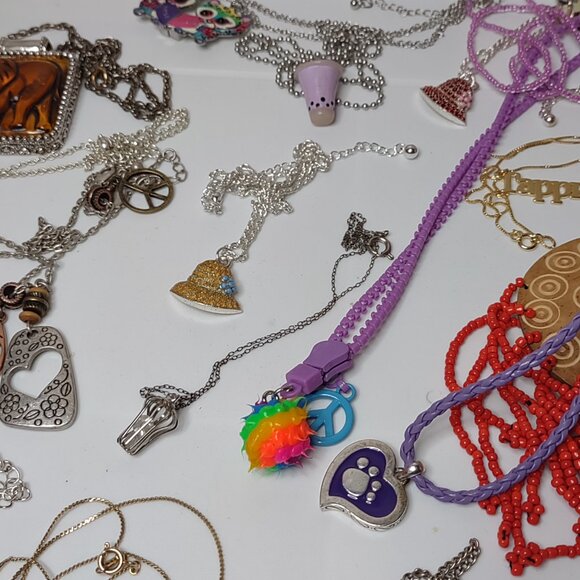 Lot Of Over 30 Pendant Necklaces - Picture 10 of 14